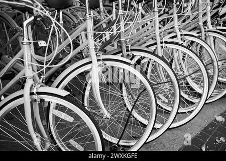 Reihe von Motorrädern zum Verkauf oder Verleih verfügbar. Parkplätze für Fahrräder. Bunte Fahrräder auf dem Parkplatz, Fahrradverleih. Vancouver Kanada - 14. Oktober 2023 - Straßenfoto Stockfoto