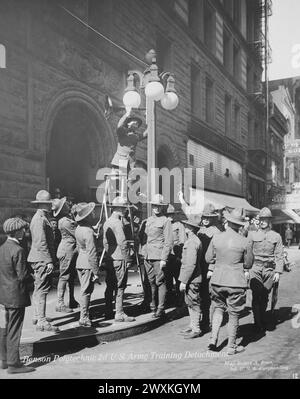 Eine Klasse der Benson Polytechnic School Army Training Detatchment installiert elektrische Hörner in den Straßen von Portland Oregon CA. 1919 Stockfoto