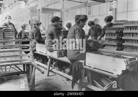 Frauen arbeiten in einer Munitionsfabrik in Frankreich CA. 1917-1918 Stockfoto