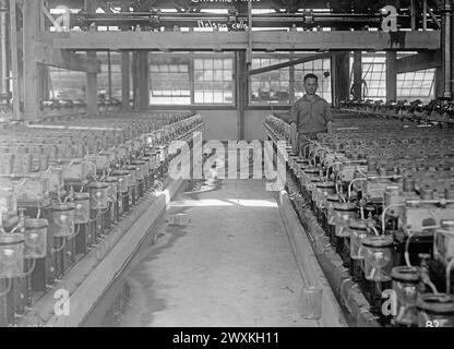 Chemical Warfare Service, Edgewood Arsenal, MD. Ein Mann, der in einer Chlorfabrik arbeitet. 1918 Stockfoto