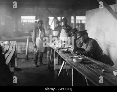 Bei der A.E.F. in Frankreich. Innenansicht von Soldaten, die in einem Kasino in einem der Basishäfen essen, Frankreich CA. 1917-1920 Stockfoto