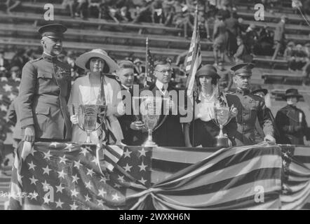 Verleihung von Medaillen und Pokalen an die Preisträger des Essaywettbewerbs der Army National School, Washington, D.C. Preisträger des Wettbewerbs im Stand mit General March, Secretary Baker und Adjutant General Harris CA. 1920 Stockfoto