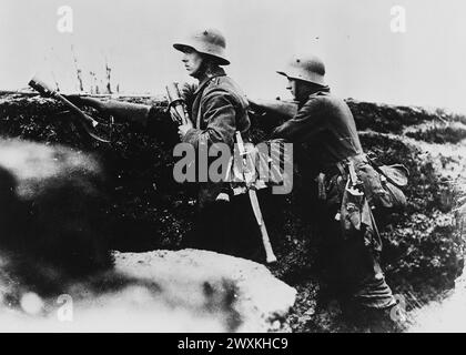 Fotos des Ersten Weltkriegs: Schlacht an der Aisne. Deutsche Wachen im neu gefangenen Graben, die nach britischen und französischen Gegenangriffen Ausschau halten. April 1918 Stockfoto