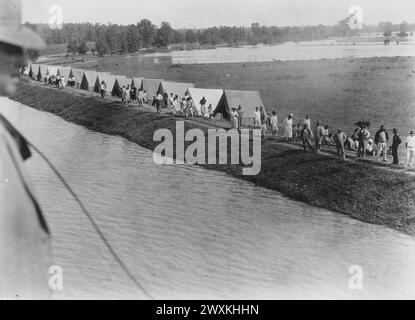 Originalunterschrift: Mississippi River Flood, 1927. Flüchtlinge auf Levee zwischen New Orleans und Baton Rouge, La. CA. 1927 Stockfoto