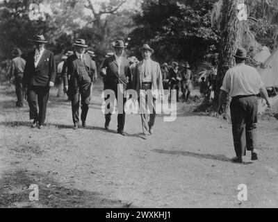 Originalunterschrift: Mississippi River Flood, 1927. Sek. Von war Dwight Davis und SEC. Von Commerce Herbert Hoover und Party in Natchez, Miss. CA. 1927 Stockfoto