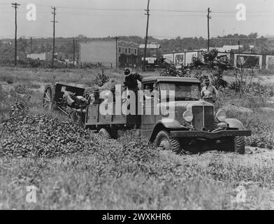 1/2 t, Allrad, Allradantrieb, qm. C. konstruiertes und gebautes Fahrzeug, das in gefährlichem Gelände mit einer 155-mm-Haubitze ca. Wahrscheinlich 1925-1935 Stockfoto