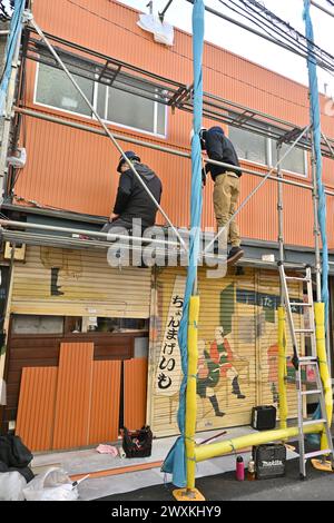 Bauarbeiter auf einem Gerüst in Yanaka Ginza – Taito City, Tokio, Japan – 28. Februar 2024 Stockfoto