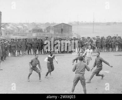 Originalunterschrift: St. Nazaire, Frankreich, 15. New York Infanterie, jetzt 369. Infanterie, ein farbiges Regiment beteiligt sich an einem Basketballspiel ca. 1918 Stockfoto