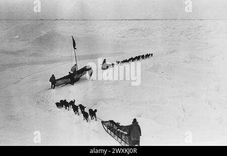 Originalunterschrift: Point Barrow, Alaska. Federweg über Eispackung. Wenn Wasser angetroffen wird, werden Hunde und Schlitten in Hautboote geladen. CA. 1930er Jahre Stockfoto