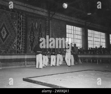 Der Medizinmann Charley Turquoise führt eine Gruppe von Navajo-Zeremonialtänzern im traditionellen „House Seessing“ für das Wingate Ordnance Depot in Fort Wingate, New Mexico, Kalifornien. 1941 Stockfoto