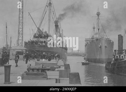 (Originalunterschrift) USS Matsonia (rechts) zog in Schleusen, bevor sie mit Truppen der 81. Division in Richtung USA abreiste. St. Nazaire, Frankreich, USS Panaman (links) ca. Juni 1919 Stockfoto