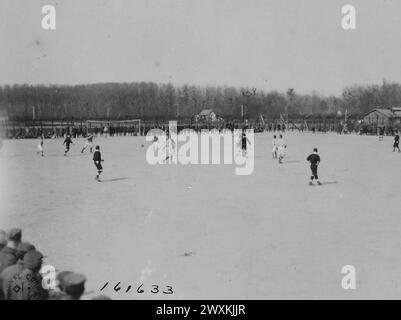 Ein LIEBLINGSSPIEL für deutsche Kriegsgefangene, 'FUSEBALL'. Zentrale Gefangene des Krieges. St. Pierre Des Corps. Indre et Loire, Frankreich CA. April 1919 Stockfoto