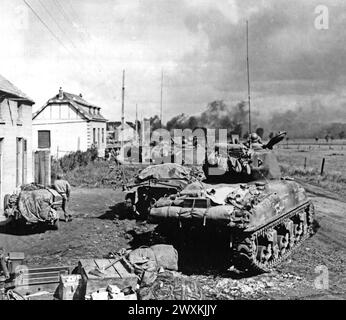 American Armor Fans sind in der Nähe von Gelin, Belgien, um auf die Gefangene deutsche Infanterie Ca zu schießen. September 1944 Stockfoto