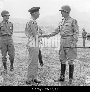 General Bernard Law Montgomery wird von Lieutenant General George S. Patton Jr. am Flughafen Palermo verabschiedet. Juli 1943 Stockfoto