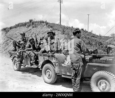 Koreanischer Krieg: Männer der D-Kompanie, 1. Bataillon, 21. Infanterieregiment, ziehen nach hinten, um eine wohlverdiente Ruhe zu erhalten. CA. 1950 Stockfoto