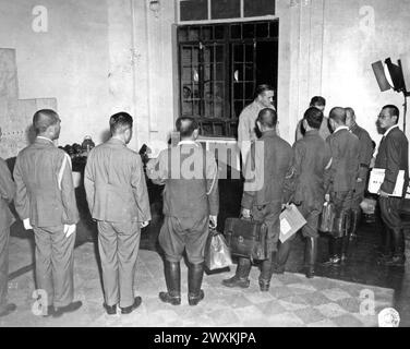 Generalmajor Charles A. Willoughby und Mitglieder der Delegation der japanischen Kapitulationsvereinbarung in Manila CA. August 1945 Stockfoto