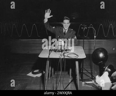 Sgt Elvis A. Presley, 32nd Armored, 3rd Armored Division, Friedberg, in Civilian Life ein Aufnahme- und Filmstar, hält seine letzte Pressekonferenz in Deutschland, bevor er in die USA und Civilian Life zurückkehrt, im engagierten Men’s Club Ray Barracks CA. März 1960 Stockfoto