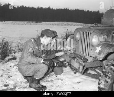 Sgt Elvis Presley überprüft Jeep mit seinem 32. Armor Scout Pvt. Lonnie Wolfe, Fahrer von Presleys Jeep Ca. 1960 Stockfoto