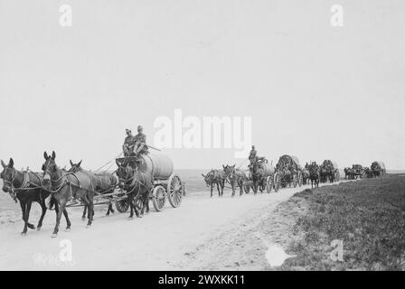 Truppen der 40. Division in Camp Kearny in San Diego auf einer 10-tägigen Wanderung. Wasserversorgungswagen für die Jungen der 79. Infanterie-Brigade, 40. Division. Stockfoto