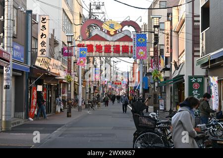 Sugamo Jizo Dori Shopping Street (shōtengai) – Toshima City, Tokio, Japan – 28. Februar 2024 Stockfoto