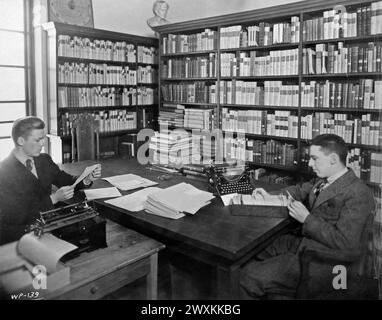 Dieses Foto zeigt zwei Studenten der Brown University, die die Harris Collection of American Poetry katalogisieren und in der John Jay Library als Teil eines College-Hilfsprojekts der National Youth Administration (NYA) CA spielen. 1939-1943 Stockfoto