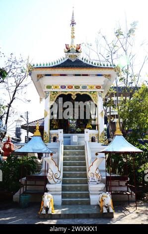 Mangrai König Lanna Königreich antike Statue und Königin von Mengrai König Antikes Denkmal für thailänder Reisende Reise Besuchen Sie Respekt im Wat Ming Muang t Stockfoto