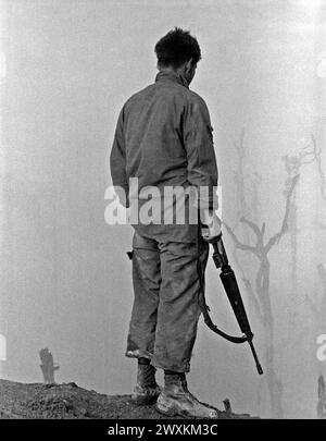 Vietnamkrieg: Ein Mitglied der 5. Infanteriedivision (mechanisiert) blickt über das nebelummantelte Shau Valley Ca. 1969 Stockfoto