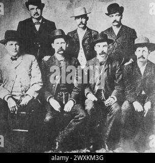 Dodge City [Kans.] Friedenskommissare. L bis R: Kap. Bassett, W. H. Harris, Wyatt Earp, Luke Short, L. McLean, Bat Masterson, Neal Brown. CA. 1890 Stockfoto