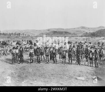 Big Foot's Band von Miniconjou Sioux in Kostüm bei einem Tanz, Cheyenne River, South Dakota CA. August 1890 Stockfoto