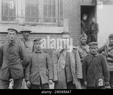 Deutsche Gefangene und die amerikanischen Soldaten, die sie gefangen nahmen. Menil-la-Tour, Frankreich ca. März 1918 Stockfoto