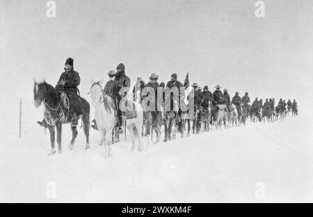 Rückkehr von Caseys Späher aus dem Kampf bei Wounded Knee, 1890--91. Soldaten auf dem Pferd plätscherten durch den Schnee. 1890-1891 Stockfoto