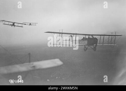 Flugkadetten vom Kelly Field in San Antonio Formation fliegen während des Trainings ca. 1918 Stockfoto