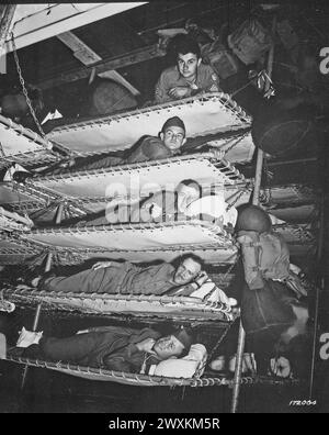 Soldaten in Kojen auf dem Armeetransport, S.S. Pennant, Hafen der Einschiffung, San Francisco, Kalifornien, November 1942 Stockfoto