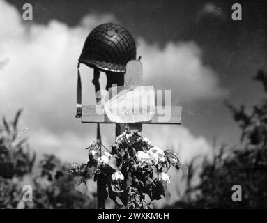 Französische Zivilisten errichteten diesen stillen Tribut an einen amerikanischen Soldaten, der im Kreuzzug gefallen ist, um Frankreich von der Nazi-Herrschaft zu befreien. Carentan, Frankreich CA. 1944 Stockfoto