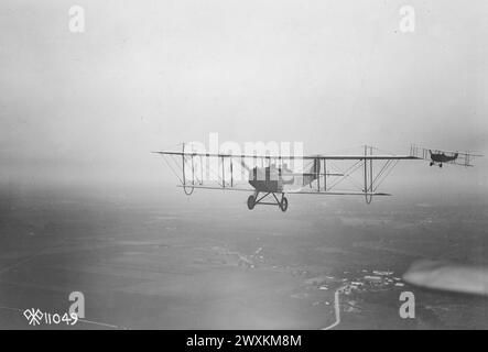 Flugkadetten vom Kelly Field in San Antonio Formation fliegen während des Trainings ca. 1918 Stockfoto