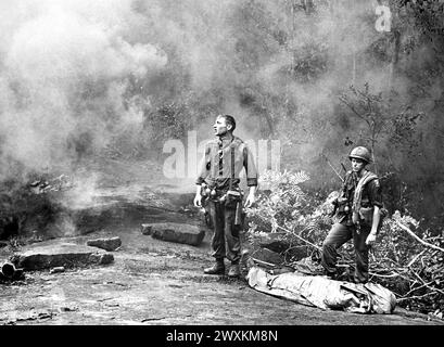 Vietnamkrieg: Provinz Long Khanh, Republik Vietnam, ein Soldat starrt auf ihren gefallenen Kameraden Ca. 1966 Stockfoto