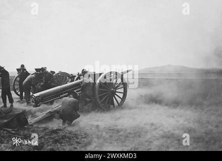 Feuerschule für Feldartillerie, Fort Sill Oklahoma; die 4,7'-Geschütze in Aktion während einer Übungsübung ca. 1918 Stockfoto