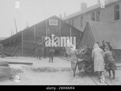 Patienten, die in Bad- und Behandlungsräume des amerikanischen Evakuierungskrankenhauses Nr. 2 in Baccarat Frankreich CA. 1918 Stockfoto