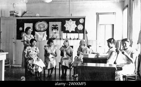 Junge Mädchen in einer Nähklasse in einer indischen Schule in South Dakota CA. 1936 Stockfoto