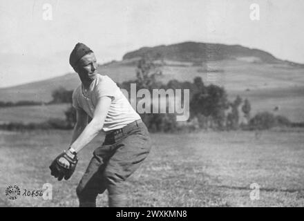 Der heroische Baseballspieler Hank Gowdy, der mit den Boston Braves einen Baseball warf, war der erste professionelle Baseballspieler, der sich für den Ersten Weltkrieg einschrieb und der einzige Spieler, der sich sowohl im Ersten Weltkrieg als auch im Zweiten Weltkrieg einschrieb, hier in der Nähe von Sommercourt France CA. 1918 Stockfoto