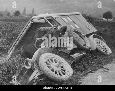 Fahrer springt aus einem leeren Krankenwagen, der auf einer rutschigen Straße umkippte. 1918 Stockfoto