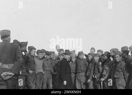 Kriegsminister Newton D. Baker sprach zu einer Gruppe von Soldaten, zwischen Rampont und Souhermes-la-petit France CA. 1918 Stockfoto