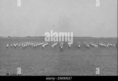 Soldaten, die an Calisthenics teilnehmen, Love Field, Texas CA. 1918 Stockfoto