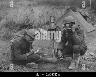 Fotos des Ersten Weltkriegs: Zwei Soldaten tragen Gasmasken und benutzen ein Telefon von Batterie A, 108. Regiment, Feldartillerie bei Varennes -en- Argonnes, Maas France CA. 1918 Stockfoto