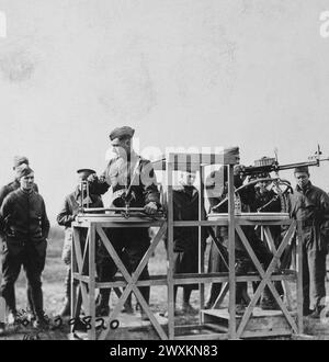 Ein Ausbilder unterrichtet Soldaten, wie man ein Maschinengewehr auf einem tourelle benutzt; Second Aviation Instruction Center; Tours, Indre et Loire, Frankreich CA. 1918 Stockfoto