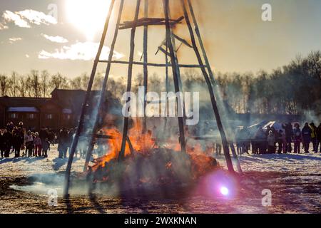 Brennendes Bildnis Maslenitsa bei Sonnenuntergang, russische Frühlingsferien Maslenitsa (Maslenica) Stockfoto