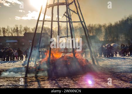 Brennendes Bildnis Maslenitsa bei Sonnenuntergang, russische Frühlingsferien Maslenitsa (Maslenica) Stockfoto