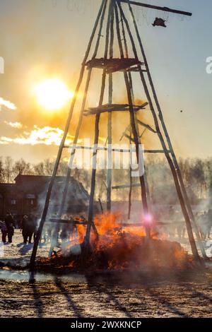 Brennendes Bildnis Maslenitsa bei Sonnenuntergang, russische Frühlingsferien Maslenitsa (Maslenica) Stockfoto