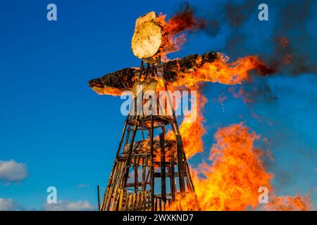 Verbrennen eines großen Kuschels. Russische und slawische Frühlingsferien Maslenitsa (Maslenica) Stockfoto