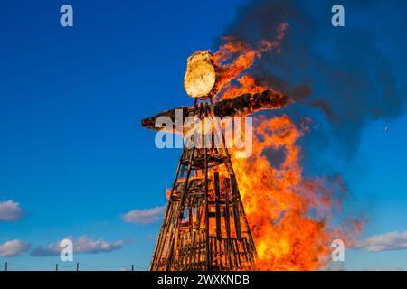 Verbrennen eines großen Kuschels. Russische und slawische Frühlingsferien Maslenitsa (Maslenica) Stockfoto